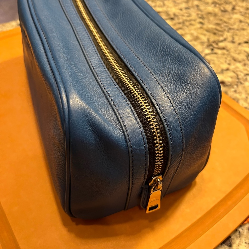 Coach blue leather toiletry bag - Picture 4 of 16